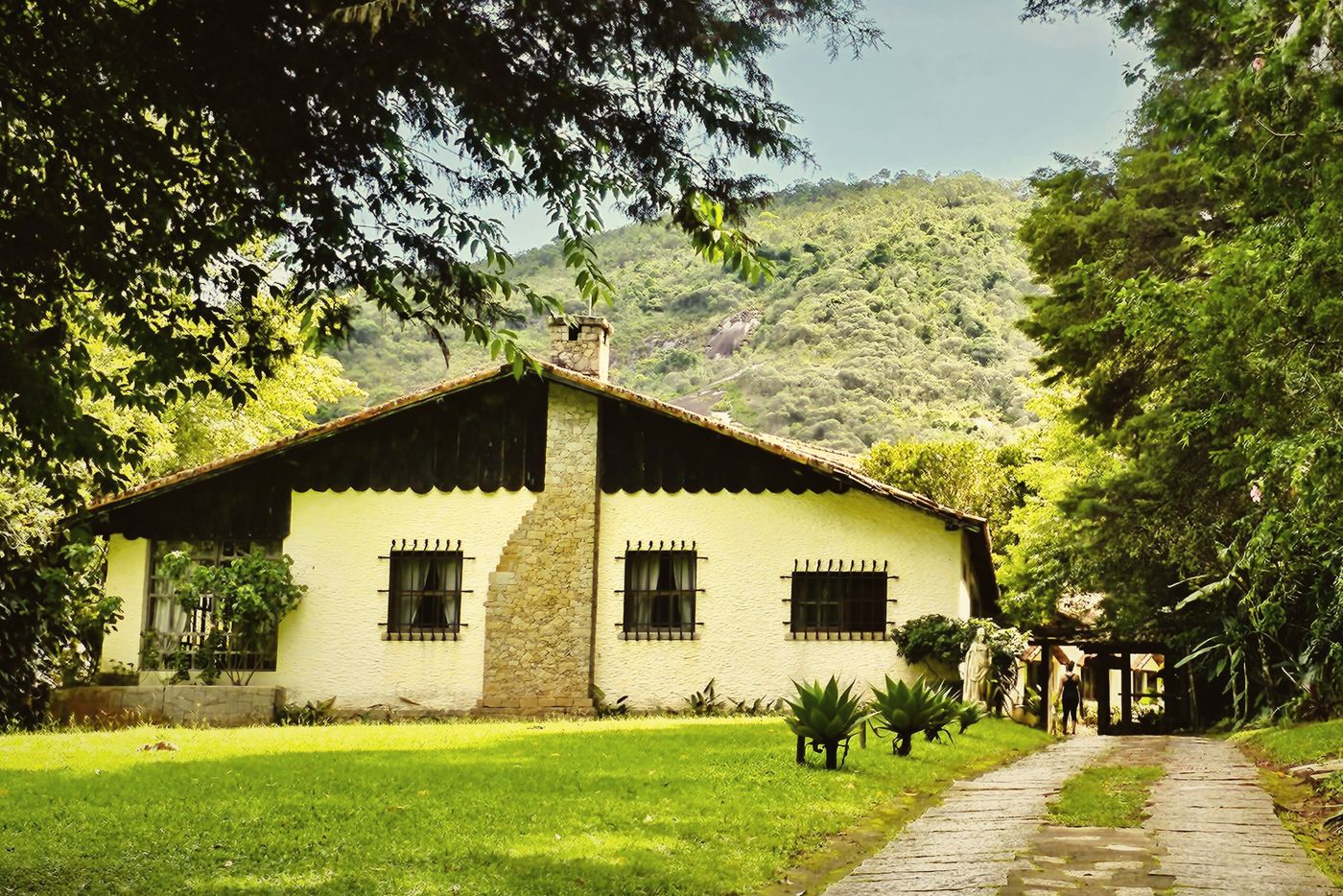 Chalé branco do Spa, com a serra ao fundo
