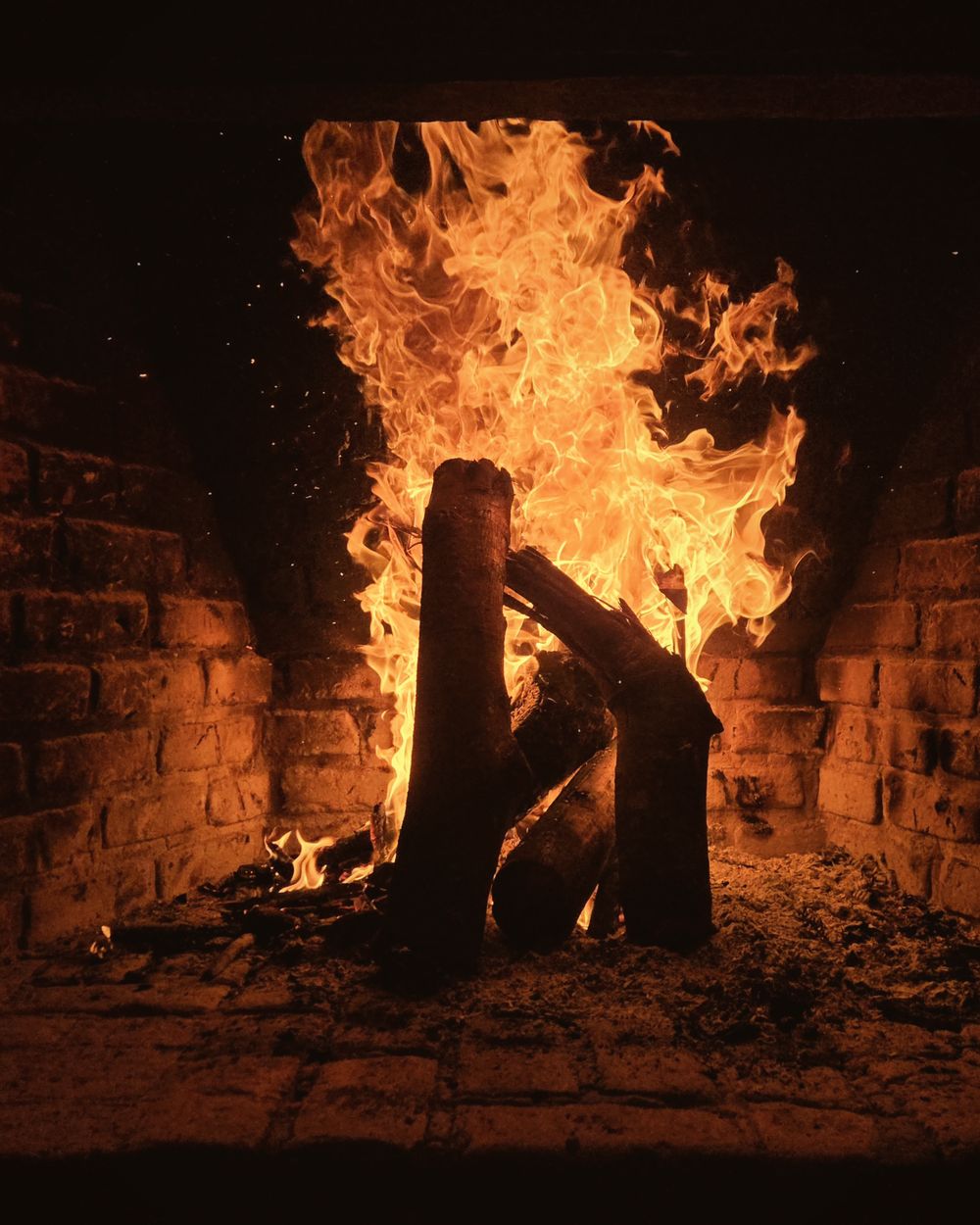 O fogo aceso na lareira do Spa