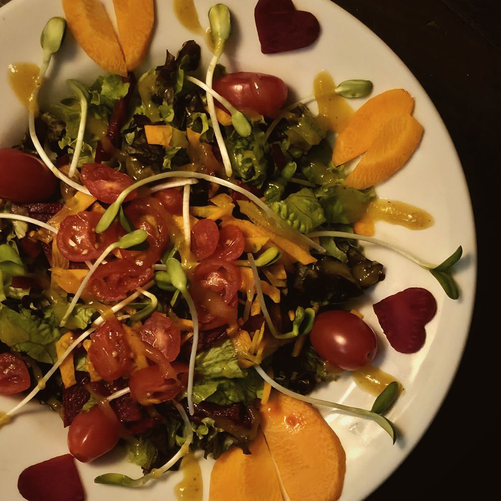 Prato de salada com tomates, brotos e manga