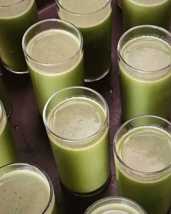 Copos de suco verde servidos lado a lado